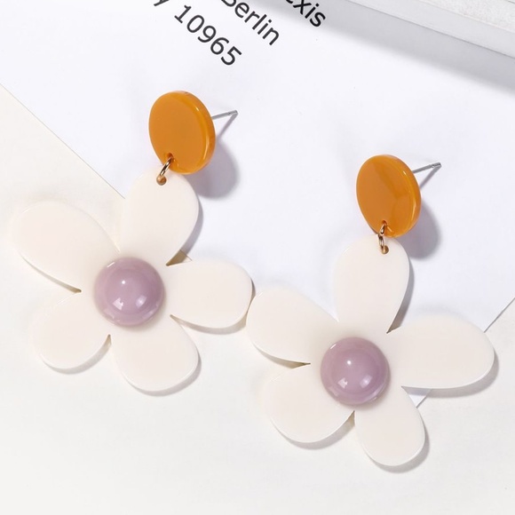 **ADELL* White Flower Shaped Fashion Earrings - Picture 1 of 1